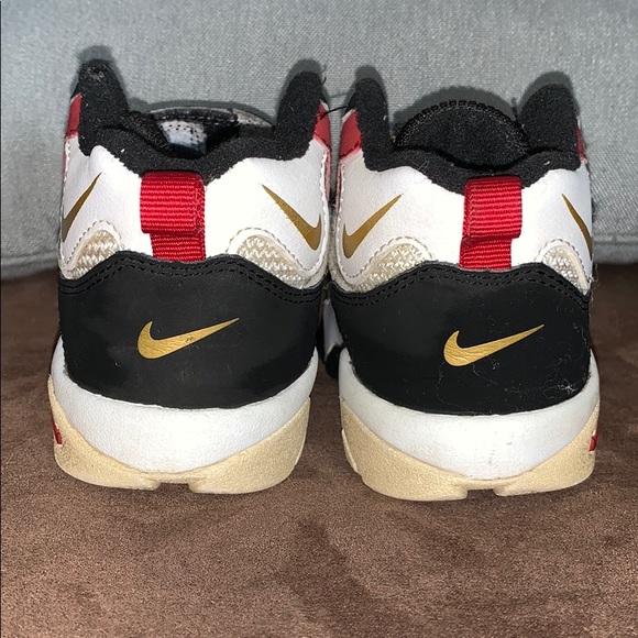 Toddler Nikes size 6c - Picture 2 of 5